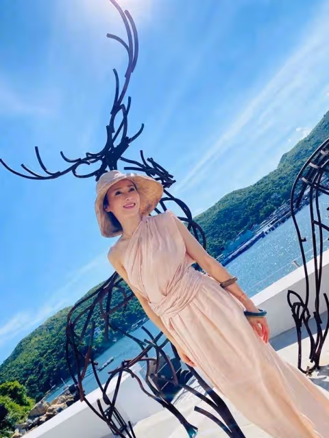 51歲黎姿罕攜富豪老公現身,她穿粉色修身裙嫩如少女,老公面善