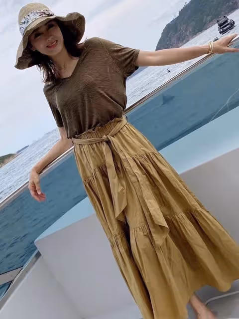 51歲黎姿罕攜富豪老公現身,她穿粉色修身裙嫩如少女,老公面善