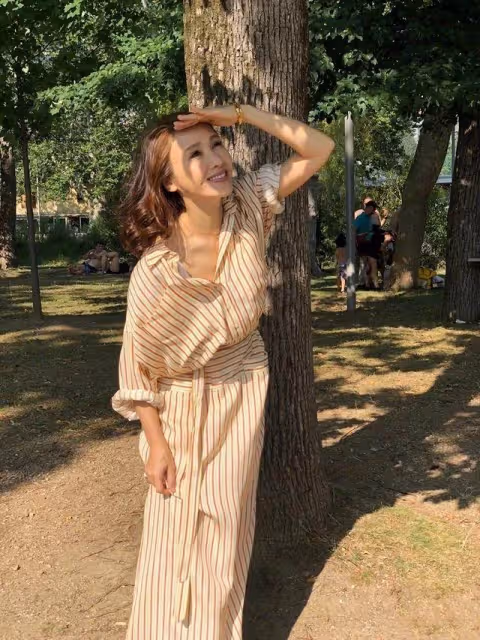 51歲黎姿罕攜富豪老公現身,她穿粉色修身裙嫩如少女,老公面善
