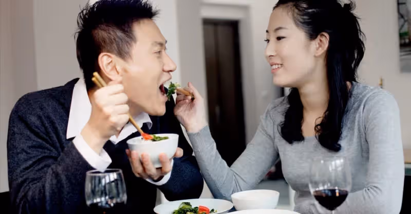 2小時為8口人做10道菜，菜全做完也都被吃完了，阿姨結束再婚生活