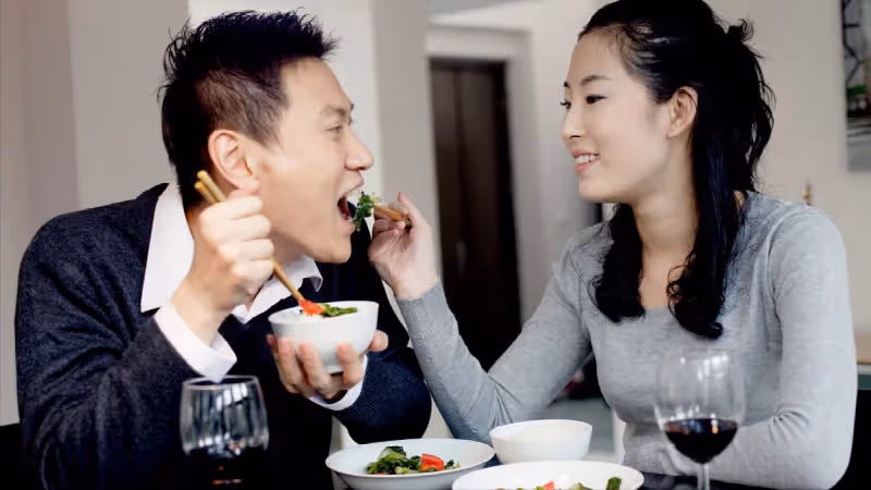 2小時為8口人做10道菜，菜全做完也都被吃完了，阿姨結束再婚生活