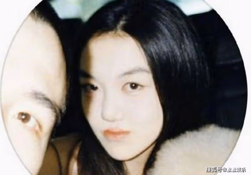 李嫣玩高級自拍，露出半張臉氣質冷艷，個人氣場神似王菲