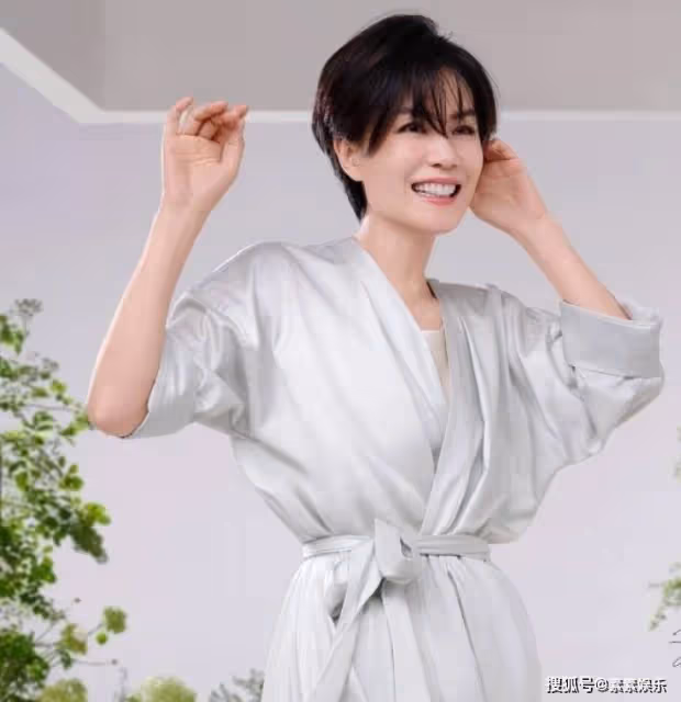 李嫣玩高級自拍，露出半張臉氣質冷艷，個人氣場神似王菲