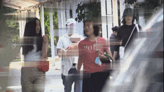 李嫣玩高級自拍，露出半張臉氣質冷艷，個人氣場神似王菲