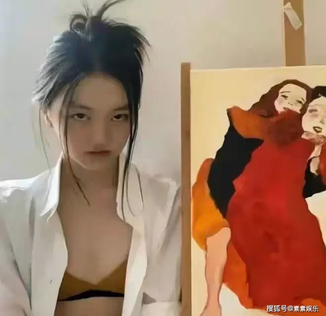 李嫣玩高級自拍，露出半張臉氣質冷艷，個人氣場神似王菲