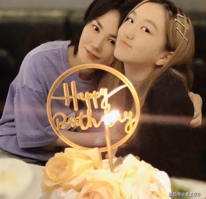 李嫣玩高級自拍，露出半張臉氣質冷艷，個人氣場神似王菲