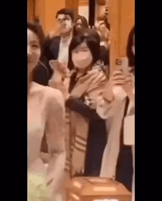 孫藝珍挺著孕肚參加婚禮：外套無法遮住高挺的孕肚，准媽媽很幸福
