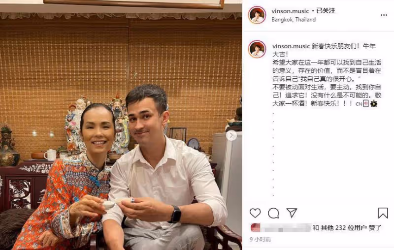 韋唯與3個混血兒子慶2022年，中式豪宅曝光，擺一柜子白酒太闊氣