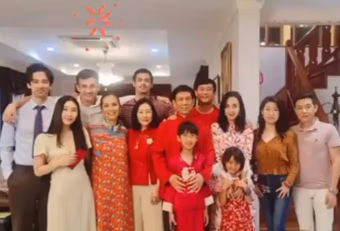 韋唯與3個混血兒子慶2022年，中式豪宅曝光，擺一柜子白酒太闊氣