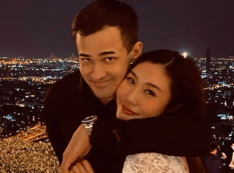 韋唯與3個混血兒子慶2022年，中式豪宅曝光，擺一柜子白酒太闊氣