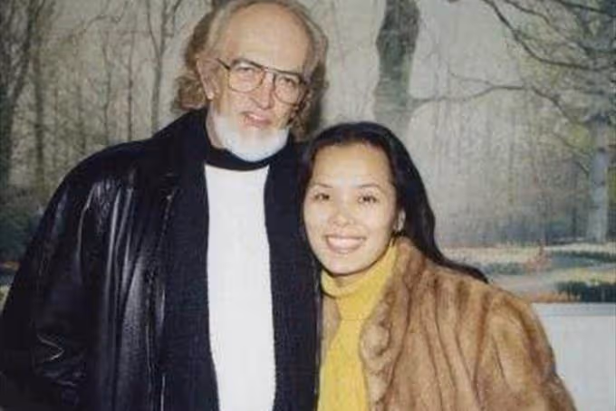 韋唯與3個混血兒子慶2022年，中式豪宅曝光，擺一柜子白酒太闊氣
