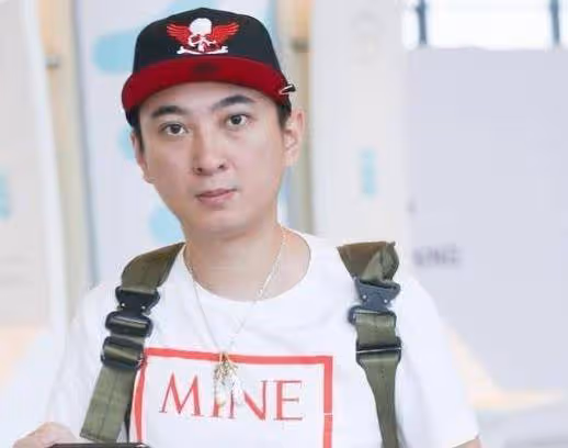 王思聰與新女友路邊攤閒逛，女方高顏值惹路人關注，思聰貼心陪伴