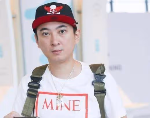 王思聰與新女友路邊攤閒逛，女方高顏值惹路人關注，思聰貼心陪伴