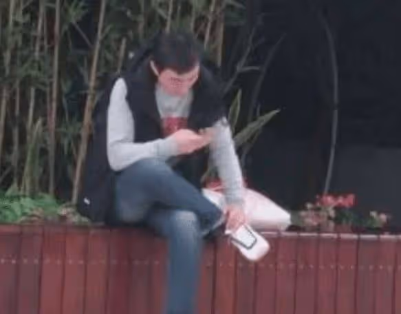 王思聰與新女友路邊攤閒逛，女方高顏值惹路人關注，思聰貼心陪伴