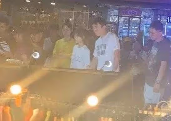 王思聰與新女友路邊攤閒逛，女方高顏值惹路人關注，思聰貼心陪伴