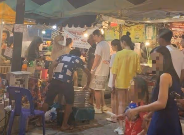 王思聰與新女友路邊攤閒逛，女方高顏值惹路人關注，思聰貼心陪伴