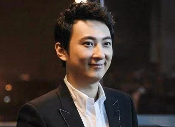 王思聰與新女友路邊攤閒逛，女方高顏值惹路人關注，思聰貼心陪伴
