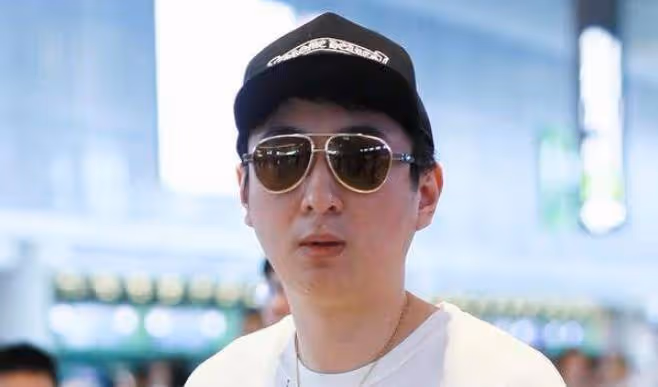 王思聰與新女友路邊攤閒逛，女方高顏值惹路人關注，思聰貼心陪伴