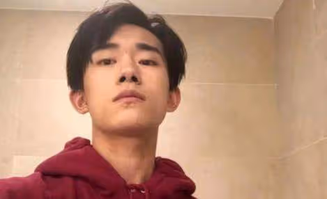 易烊千璽捧在手心女孩長大了，濃眉大眼五官精緻，顏值不輸星二代