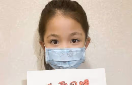 易烊千璽捧在手心女孩長大了，濃眉大眼五官精緻，顏值不輸星二代
