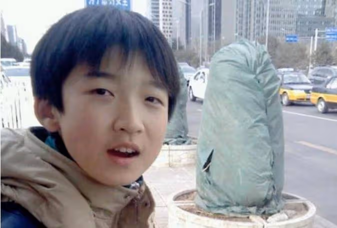 八歲出道紅極一時，在片場寫作業成學霸，長大後不拼顏值拼演技