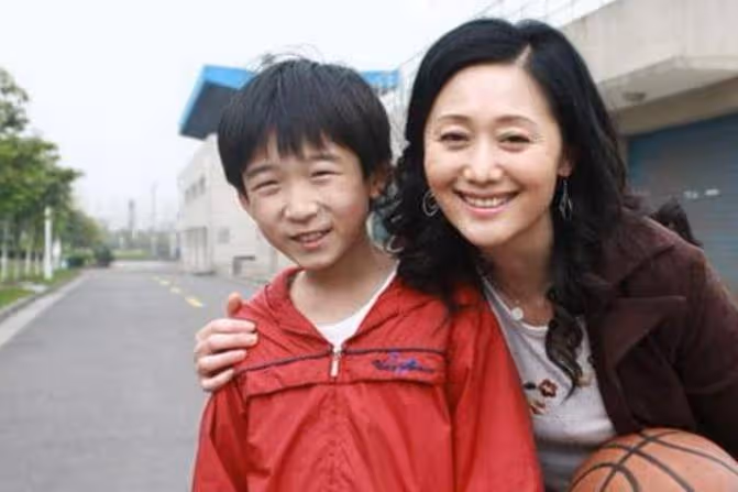 八歲出道紅極一時，在片場寫作業成學霸，長大後不拼顏值拼演技
