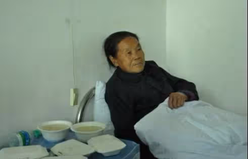 兒子意外失蹤， 我和老公找了五年，婆婆臨終前說：小孫子早死啦