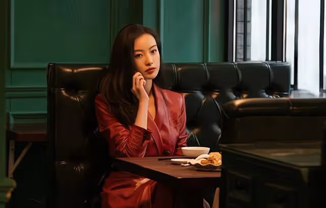 閨蜜過生日，我用丈夫手機發紅包，收到回覆：記得給孩子買奶粉