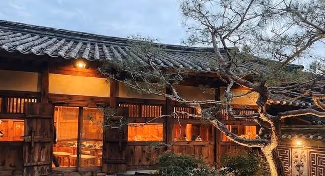 孫藝珍首曬孕照?寬鬆洋裝、靠精品包遮肚仍藏不住