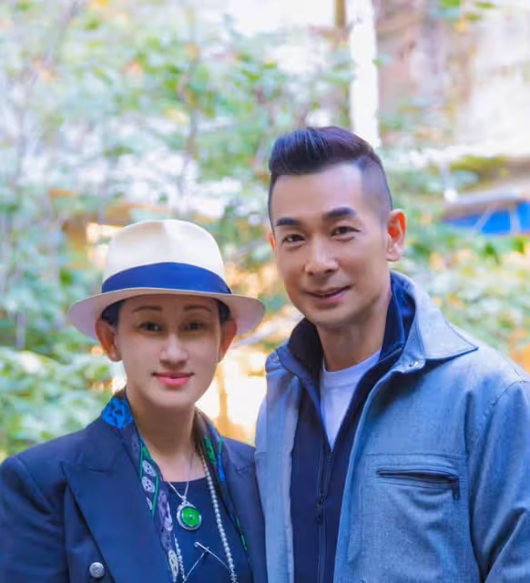 趙文卓夫婦慶相識20周年！張丹露戴大翡翠秀恩愛，一家五口如複製