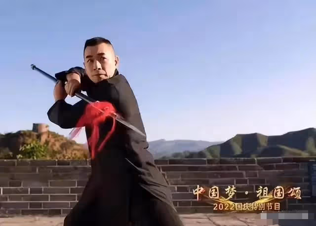 趙文卓夫婦慶相識20周年！張丹露戴大翡翠秀恩愛，一家五口如複製