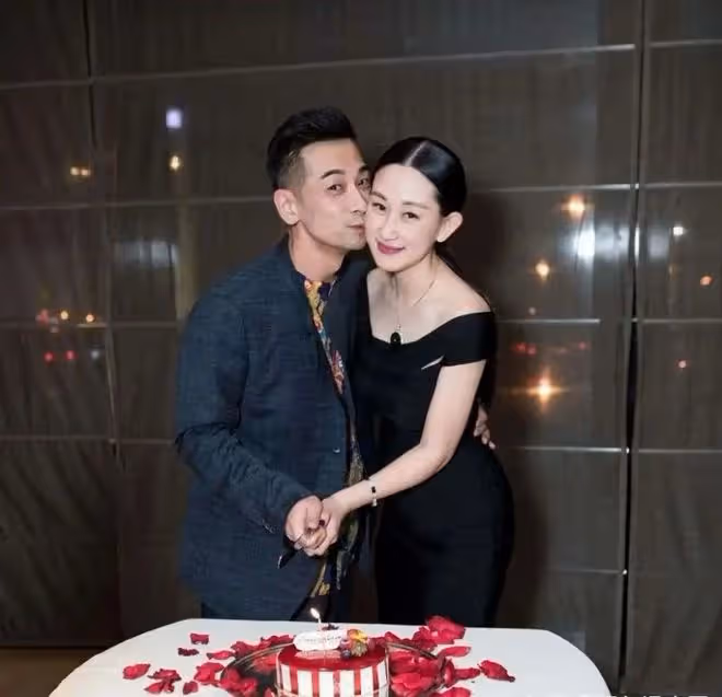 趙文卓夫婦慶相識20周年!張丹露戴大翡翠秀恩愛,一家五口如複製
