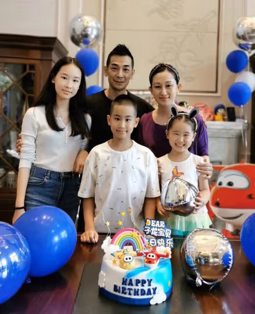 趙文卓夫婦慶相識20周年!張丹露戴大翡翠秀恩愛,一家五口如複製