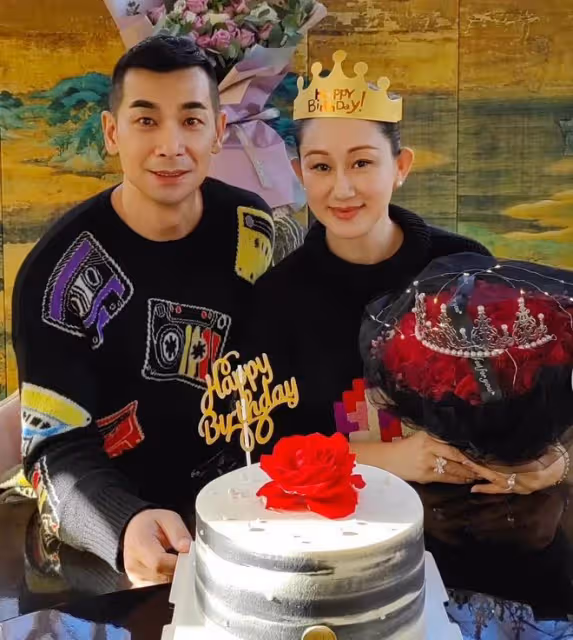 趙文卓夫婦慶相識20周年!張丹露戴大翡翠秀恩愛,一家五口如複製