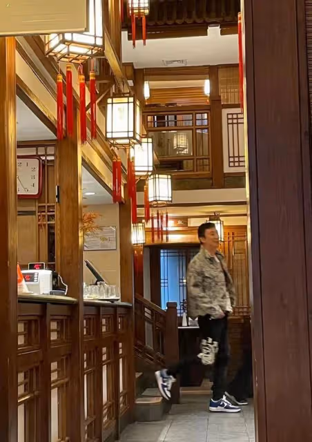 王思聰風波後攜美女吃90元大閘蟹!紅光滿面心情佳,女方滿頭白髮