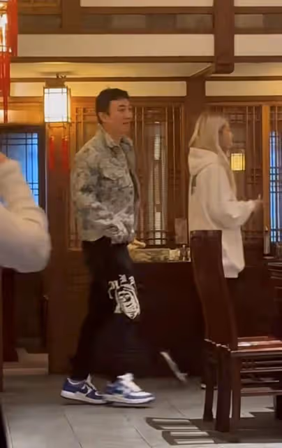 王思聰風波後攜美女吃90元大閘蟹!紅光滿面心情佳,女方滿頭白髮
