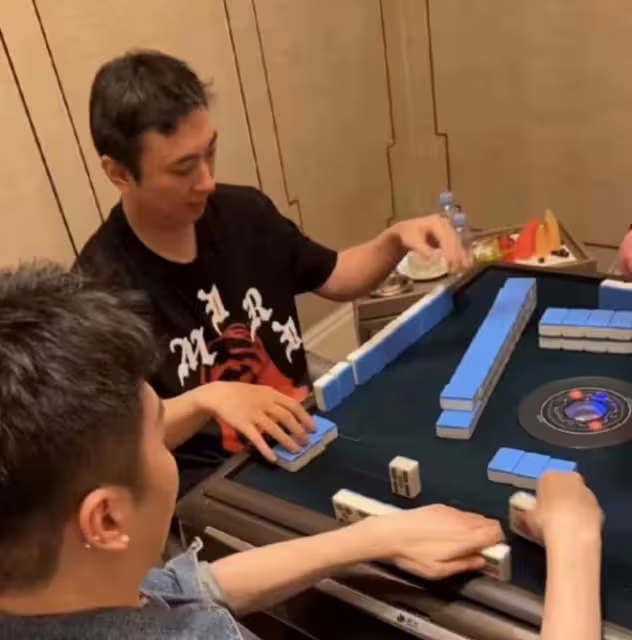 王思聰風波後攜美女吃90元大閘蟹!紅光滿面心情佳,女方滿頭白髮