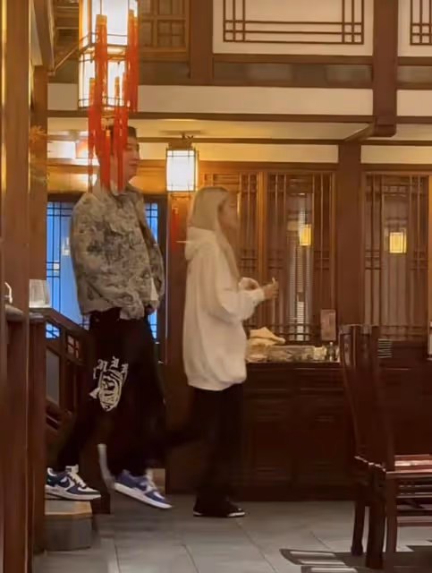 王思聰風波後攜美女吃90元大閘蟹!紅光滿面心情佳,女方滿頭白髮