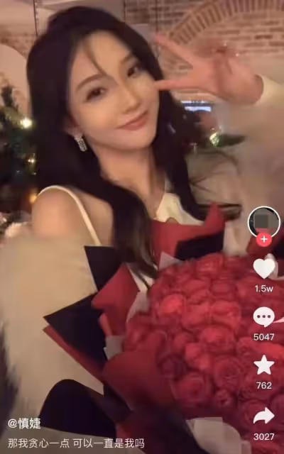 王思聰風波後攜美女吃90元大閘蟹!紅光滿面心情佳,女方滿頭白髮