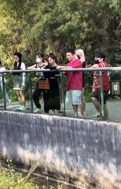 王思聰風波後攜美女吃90元大閘蟹!紅光滿面心情佳,女方滿頭白髮