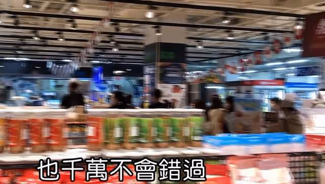 46歲林心如現身路邊買菜,上圍傲人秀腹肌盡顯好身材,惹路人圍觀