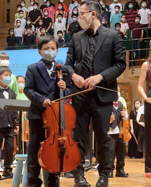 郭晶晶祖孫三代齊出鏡！穿著樸素看兒子演出，女兒打扮似名媛