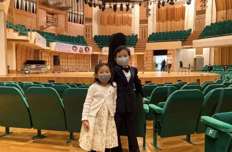 郭晶晶祖孫三代齊出鏡！穿著樸素看兒子演出，女兒打扮似名媛
