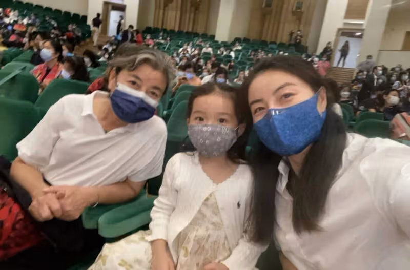 郭晶晶祖孫三代齊出鏡！穿著樸素看兒子演出，女兒打扮似名媛