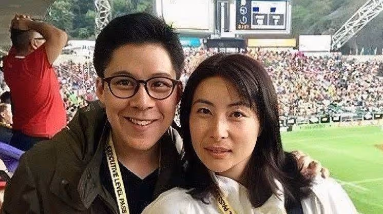 郭晶晶祖孫三代齊出鏡！穿著樸素看兒子演出，女兒打扮似名媛