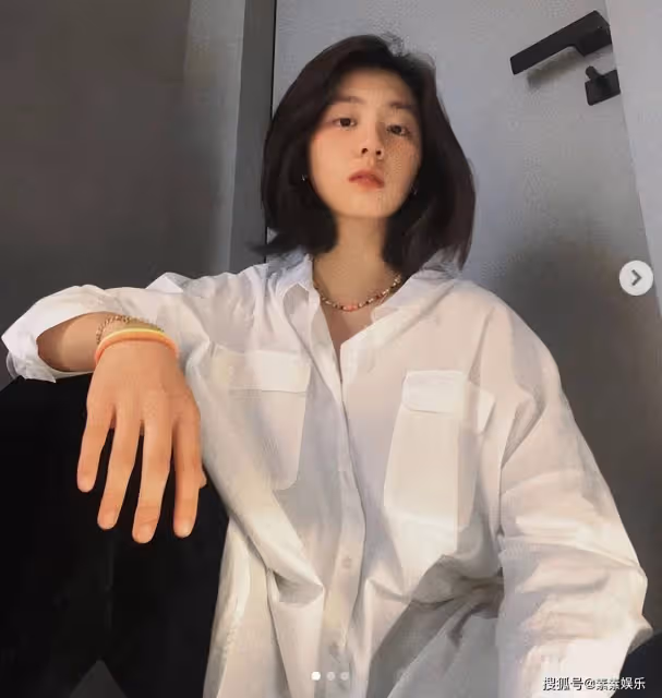 黃多多和李嫣同一天分享自拍,同為16歲的她們,風格卻完全不同