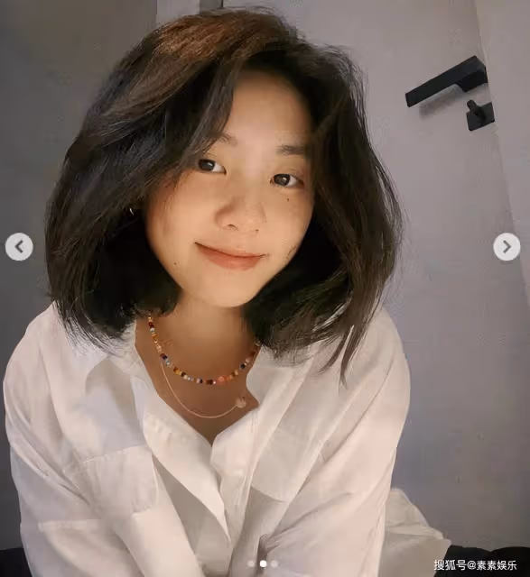 黃多多和李嫣同一天分享自拍,同為16歲的她們,風格卻完全不同