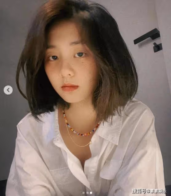 黃多多和李嫣同一天分享自拍,同為16歲的她們,風格卻完全不同