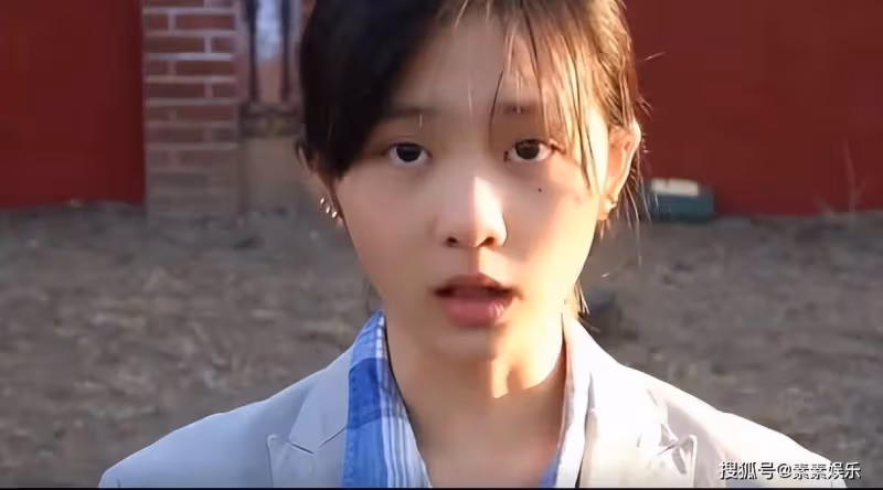 黃多多和李嫣同一天分享自拍,同為16歲的她們,風格卻完全不同