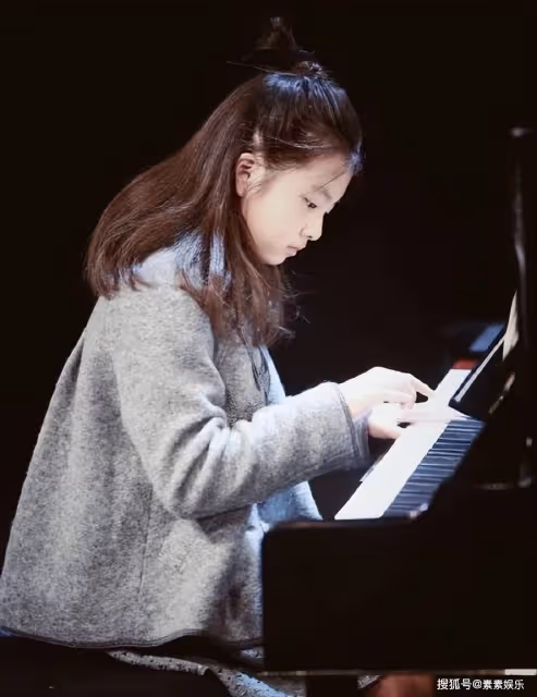 黃多多和李嫣同一天分享自拍,同為16歲的她們,風格卻完全不同